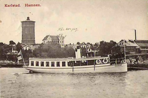 Turbåten Vålösund i hamnbassängen med träslotten på Herrhagsberget i bakgrunden